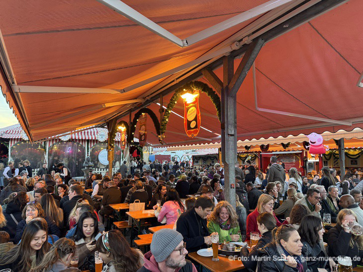 Der Münchner Weissbiergarten auf dem Oktoberfest(©Foto. Martin Schmitz)